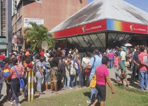 La misma historia: Largas colas en los bancos de Ciudad Guayana por efectivo