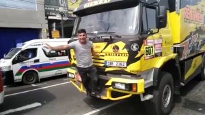 Aficionado del Dakar desató la ira de un piloto tras romper parte del camión por tomarse una foto (Video)
