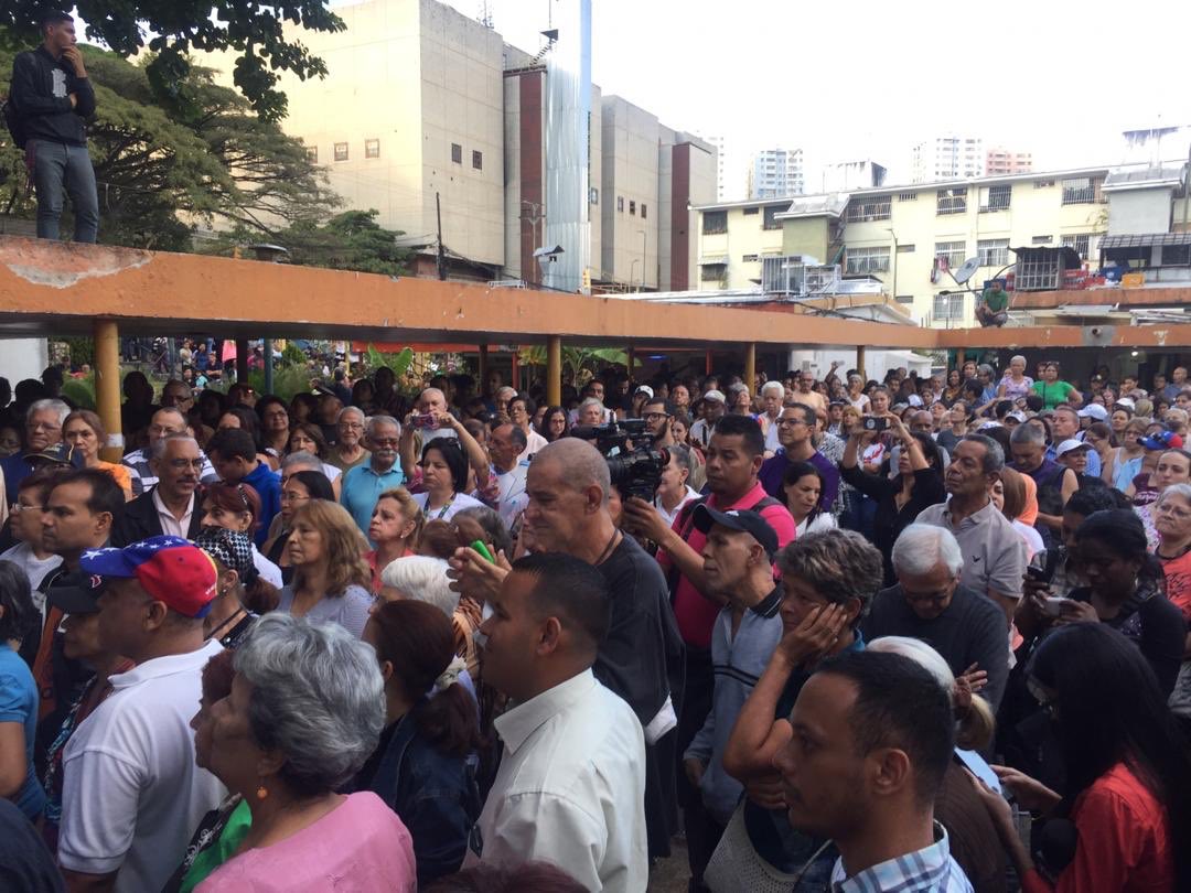 Al grito de ¡sí se puede! caraqueños acudieron al Cabildo Abierto en El Valle (Video y fotos)