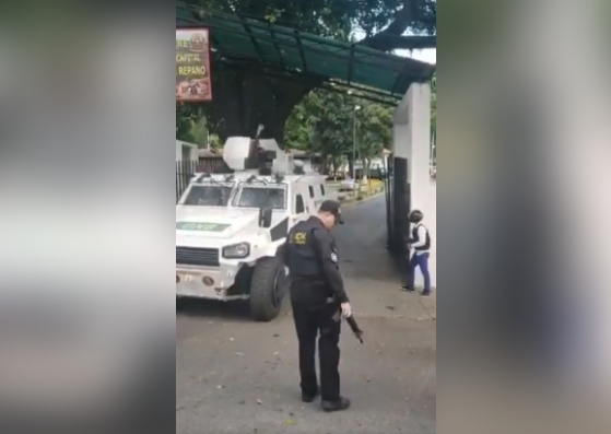 GNB detenido en Cotiza se asomó desde la tanqueta y gritó ¡libertad! (video)