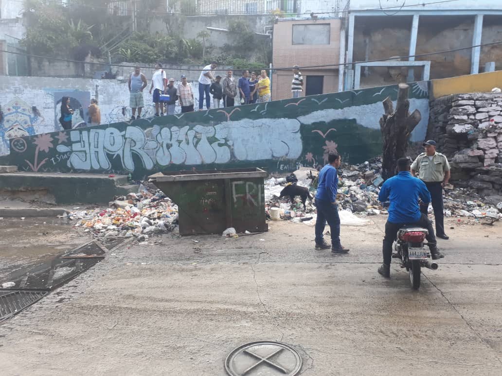 Hallan el cuerpo de una mujer en un contenedor de basura en Catia