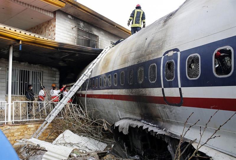 Mueren 15 personas al estrellarse un avión de carga al oeste de Teherán