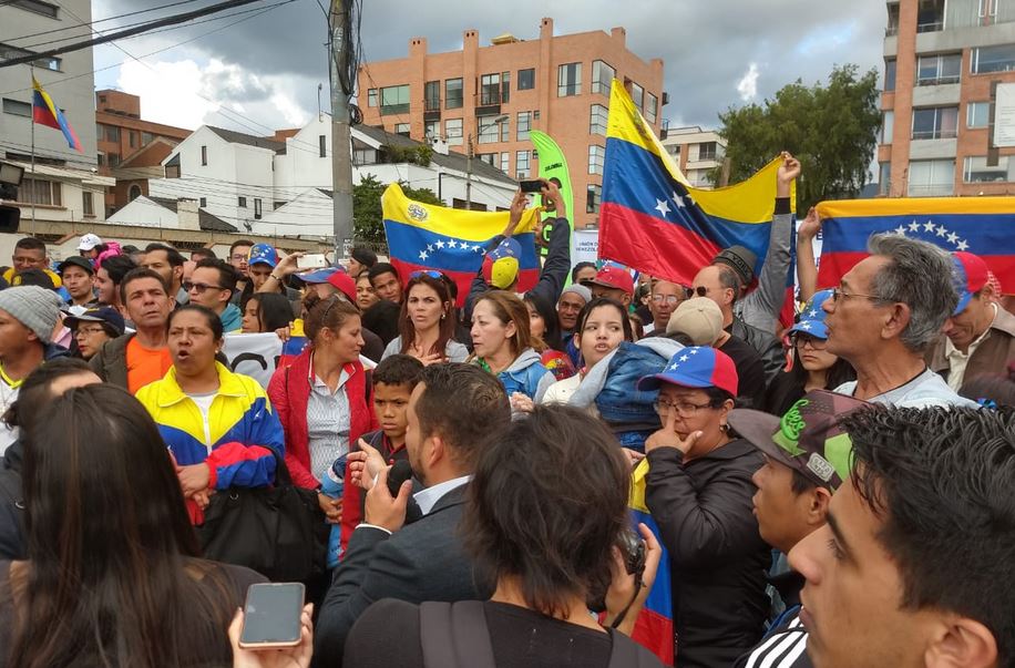 Venezolanos protestaron en Bogotá contra la nueva investidura de Maduro (Fotos y Videos)