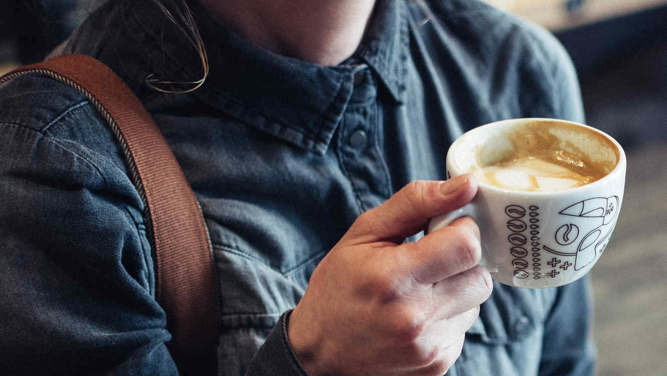 Durante cuatro años este hombre eyaculó en el café de su jefa