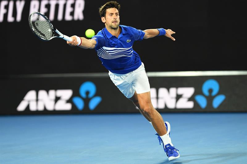 Djokovic y Serena siguen con paso firme en Australia