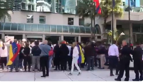 Venezolanos exigen a funcionarios del consulado en Miami que abandonen sus cargos (video)
