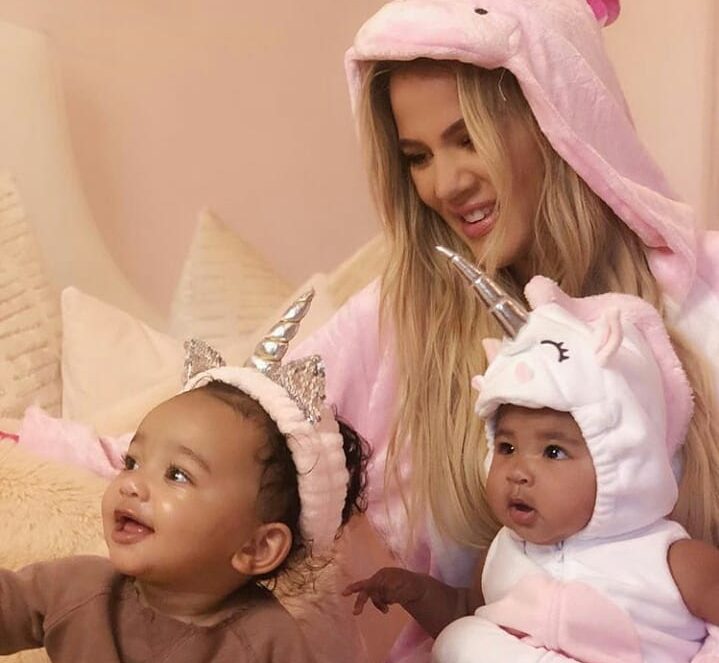 ¡Adorables! Así las bebés de las Kardashian-Jenner aprende español