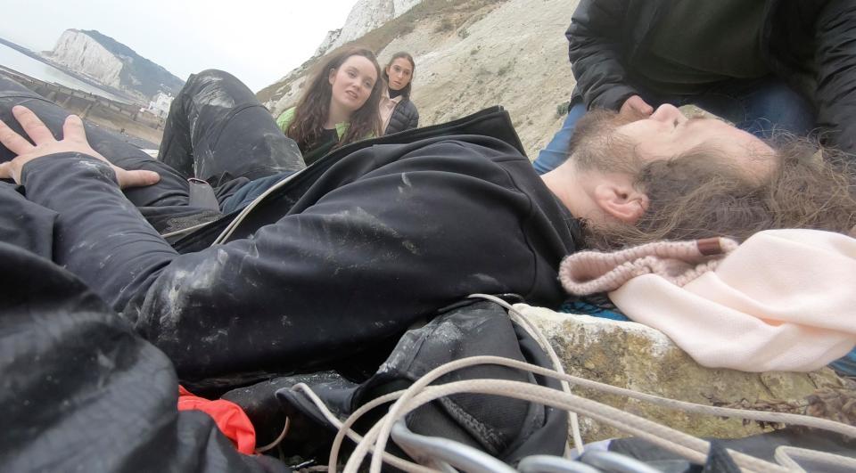 ¡MILAGRO! Le falló su paracaídas en un salto base suicida pero engañó a la muerte tras golpear el suelo (VIDEO)