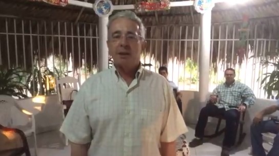 Ex presidente Álvaro Uribe insta a los soldados venezolanos a poner los fusiles en el suelo