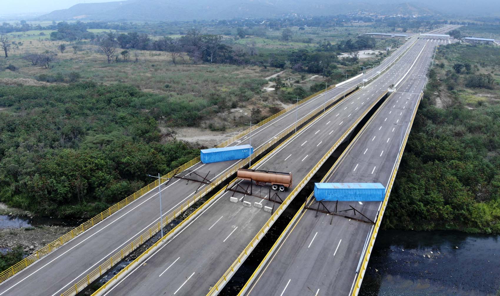 Contenedores y cisternas: FOTOS de la insólita guarimba chavista para impedir ayuda humanitaria