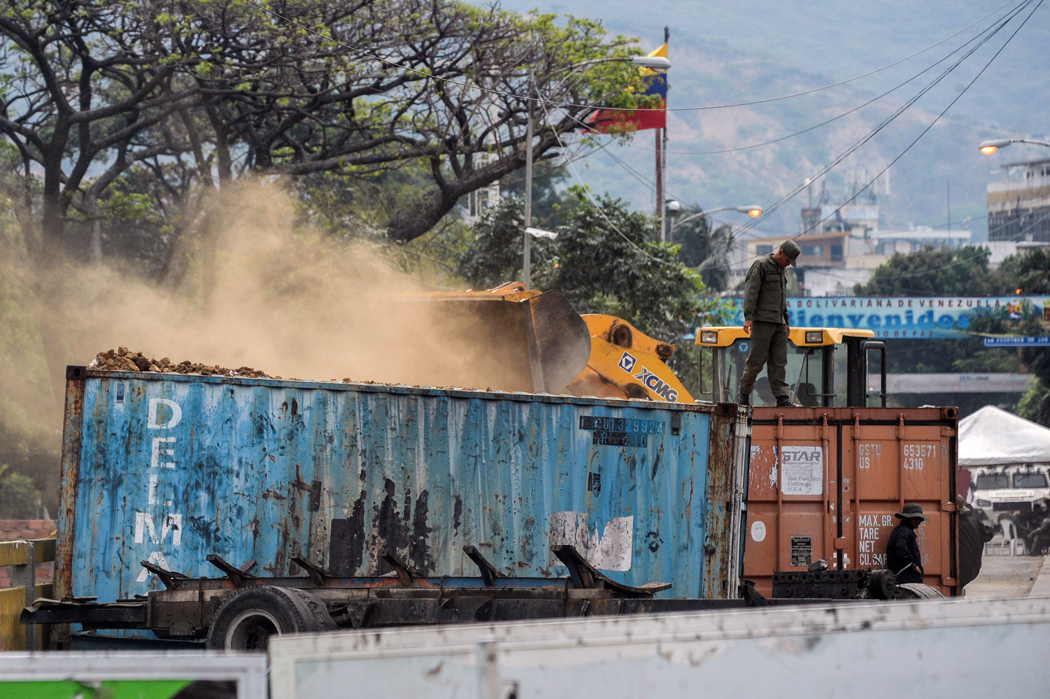 Régimen de Maduro llena de tierra los contenedores que bloquean el puente Simón Bolívar (Foto y video)