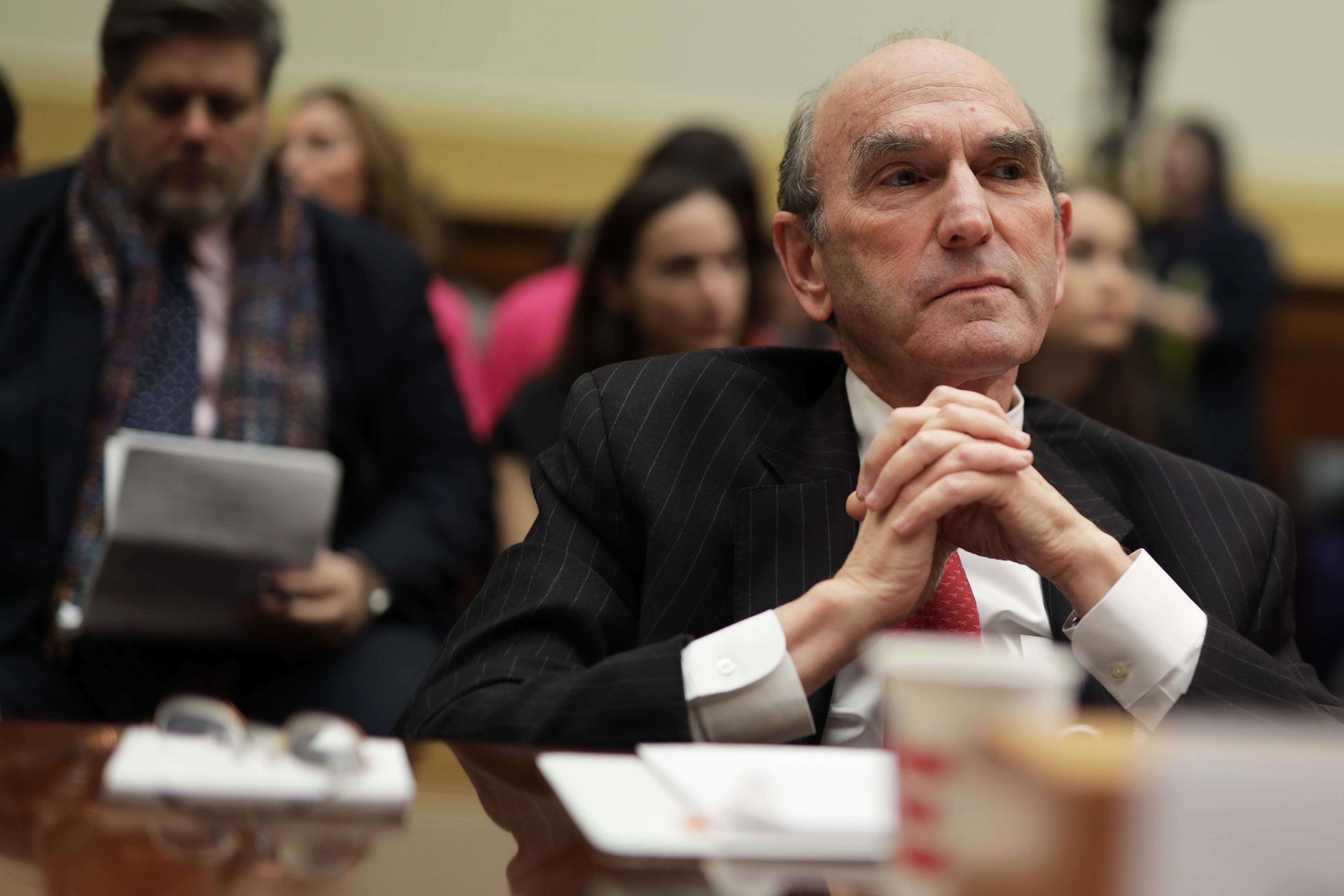 AP: Maduro invitó a emisario Elliott Abrams a visitar Venezuela