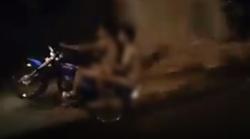 VIDEO: Motoparchitas desnudos hacen caballito sin miedo a rayarse la carrocería