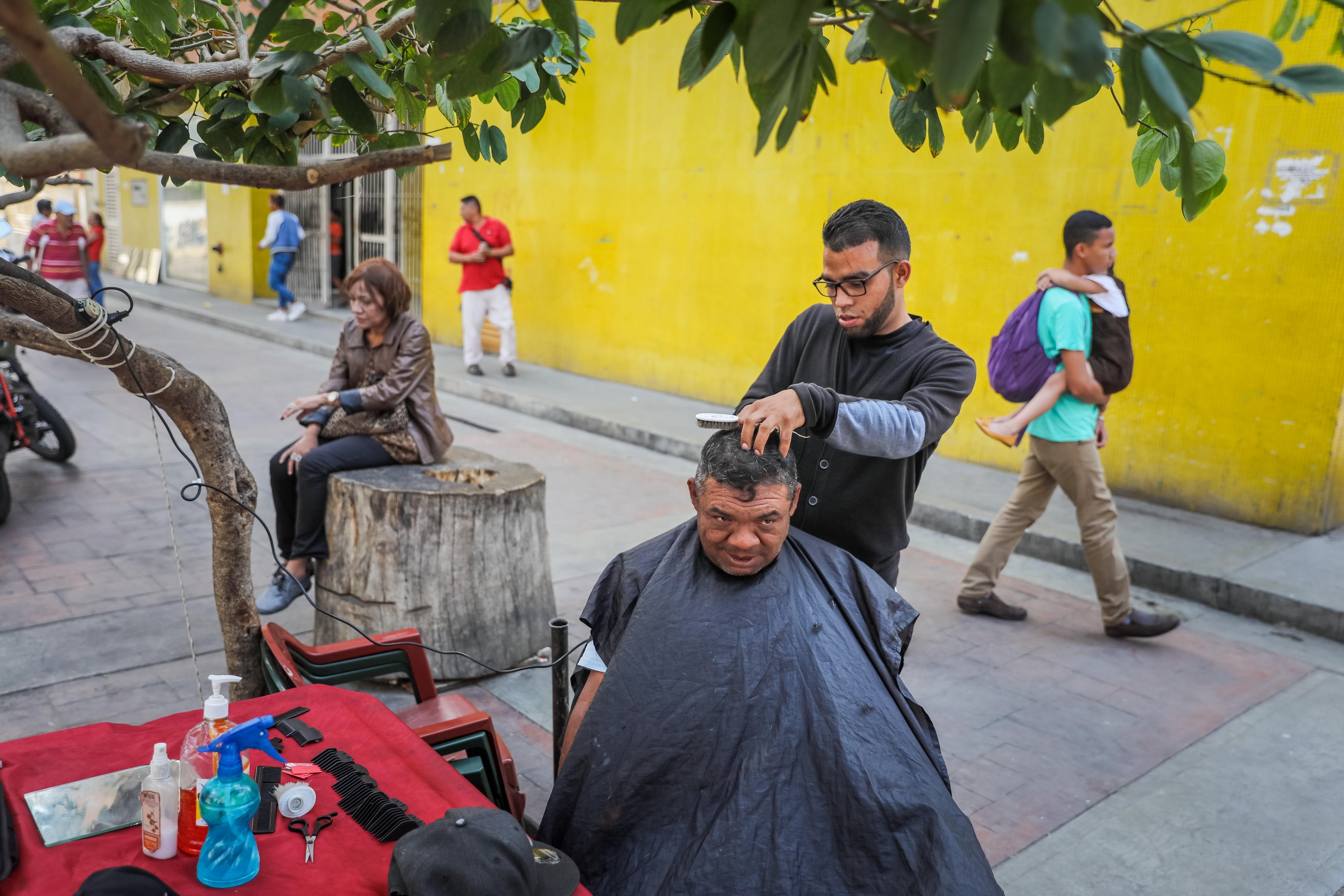 Barberos también se las ingenian para sobrevivir a la crisis económica