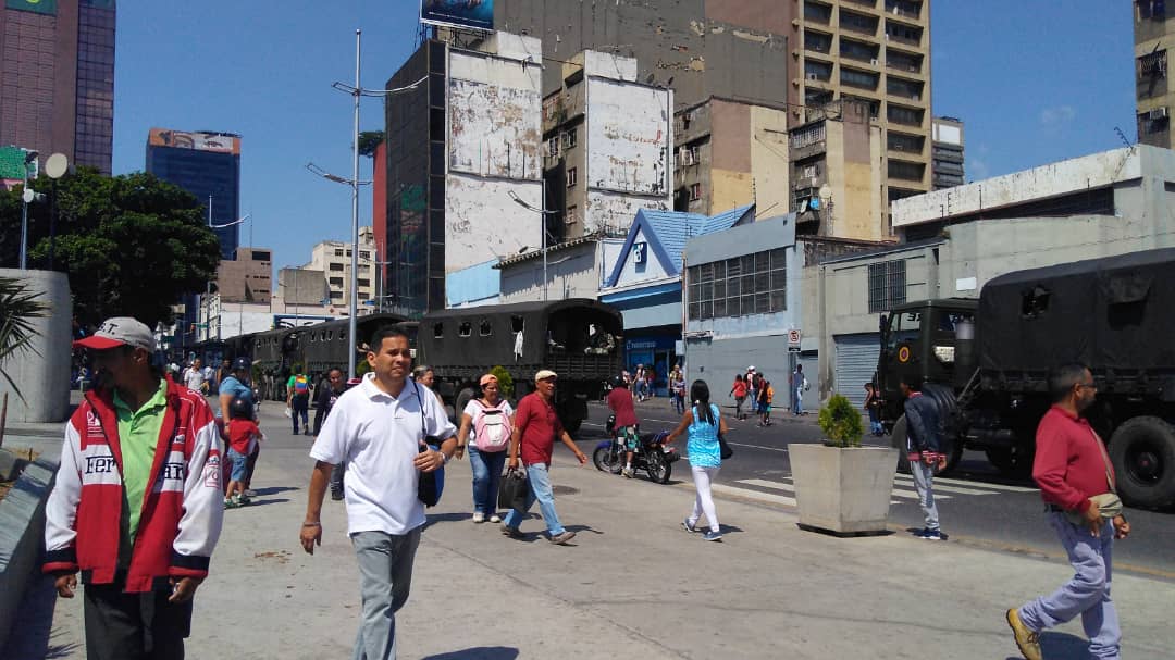 Camiones militares llegan a los alrededores de la avenida Bolívar #2Feb (foto)