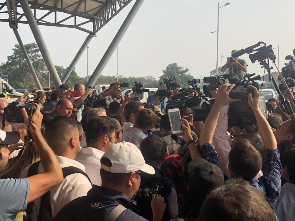 EN FOTOS: Duque y Guaidó llegan al puente Tienditas