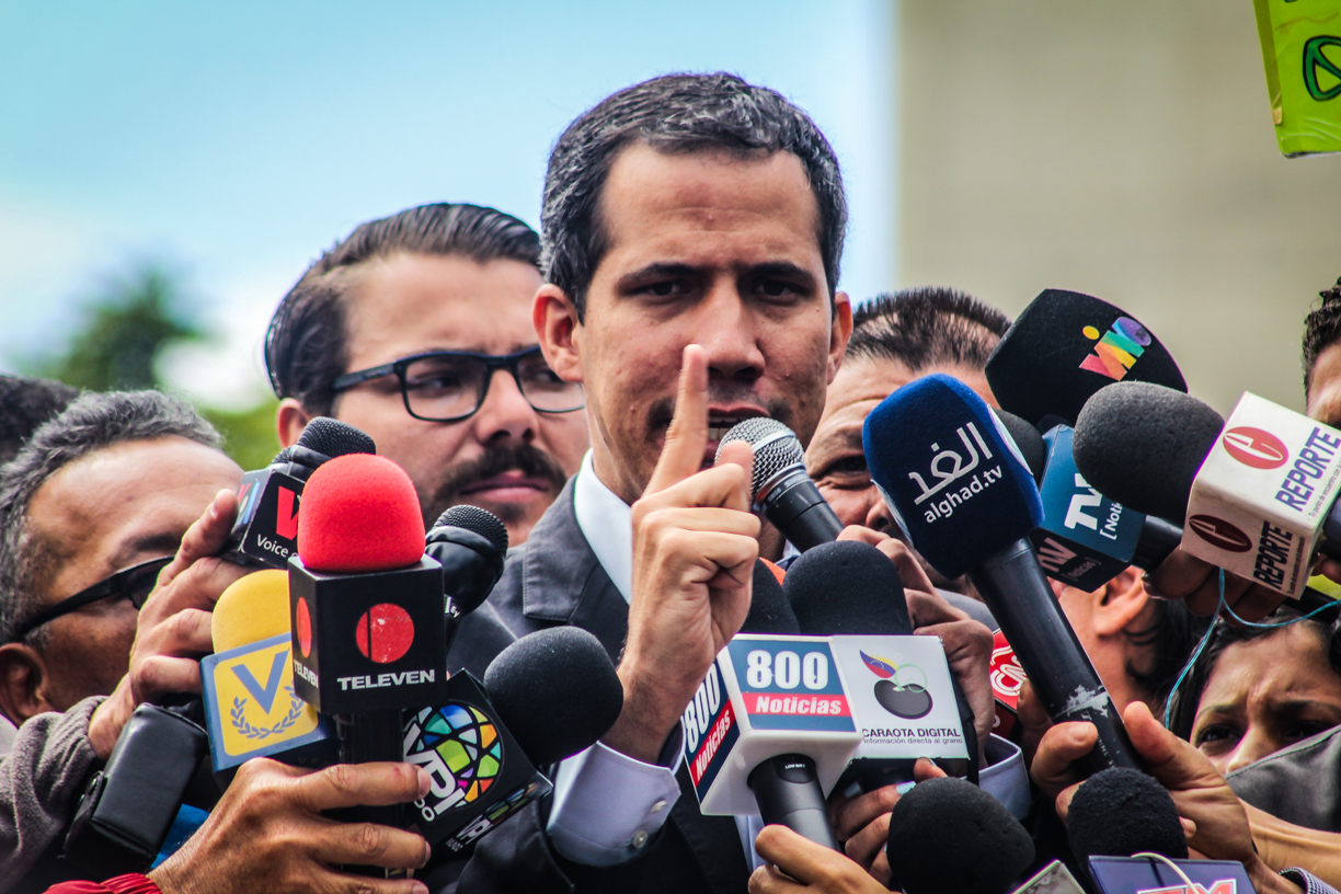 Guaidó a militares que atacaron a pemones: Decidan de qué lado están en esta hora definitiva #22Feb