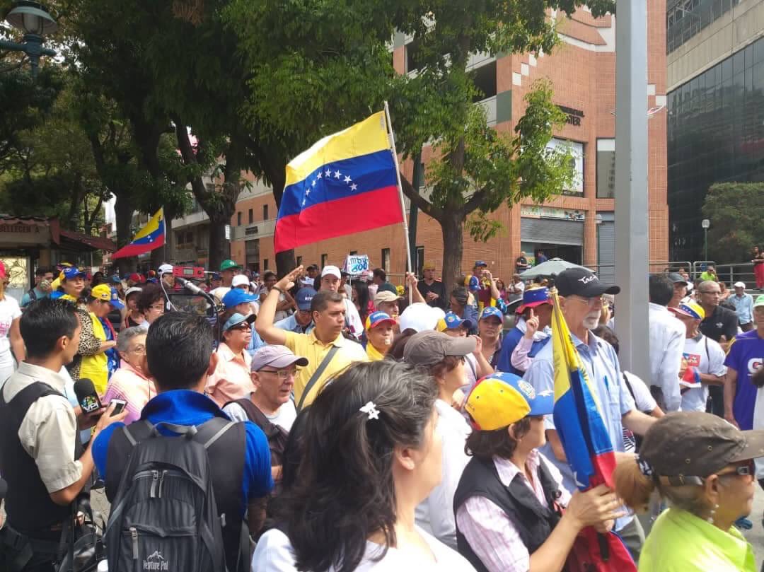 Vecinos de La Candelaria, Cotiza y San Bernardino marchan por la avenida Andrés Bello #12Feb (video)