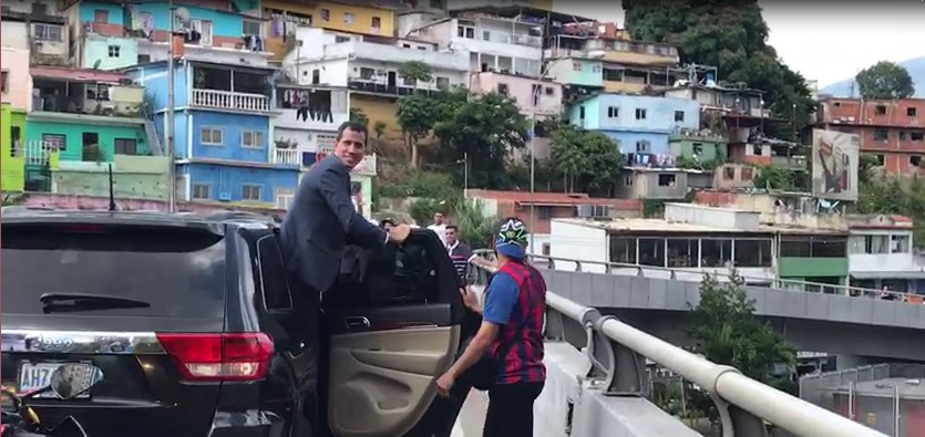 Así apoyaron a Juan Guaidó en el elevado de Santa Fe #2Feb (Video)