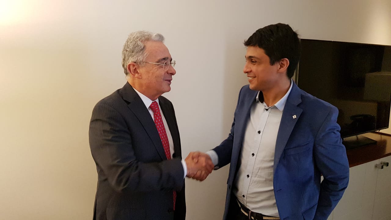 Se produce histórico reencuentro entre Lorent Saleh y el ex presidente Álvaro Uribe en Bogotá (Fotos)