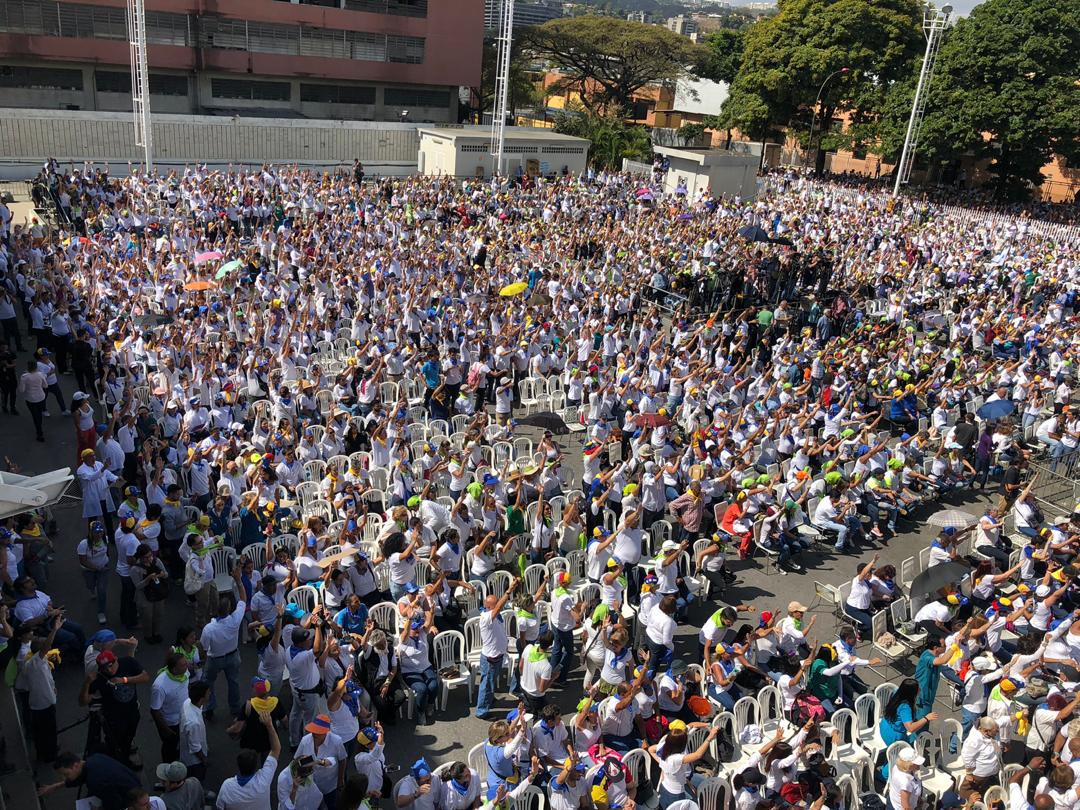 11: 30 am: #VoluntariosXVenezuela colman el estacionamiento de El Nacional (FOTOS y VIDEO)