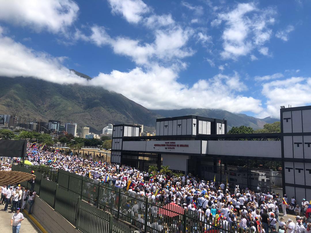 FOTO: Miles de venezolanos a las puertas de la Base Aérea La Carlota #23Feb