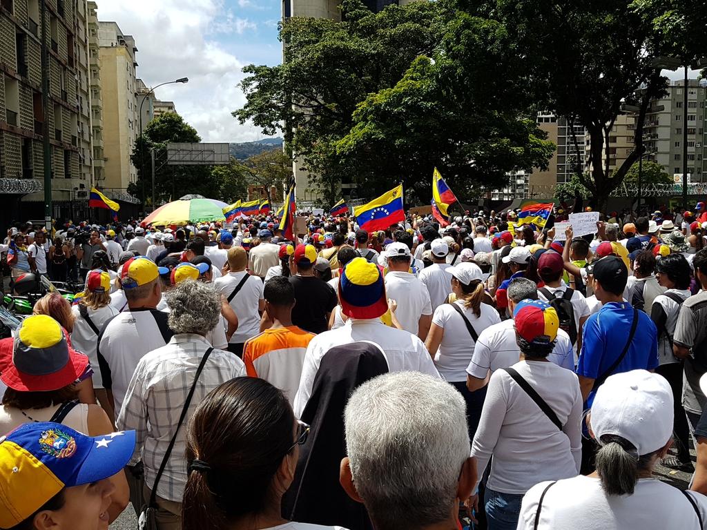 Manifestantes comienzan a tomar la autopista Francisco Fajardo a la altura de Altamira (Video)