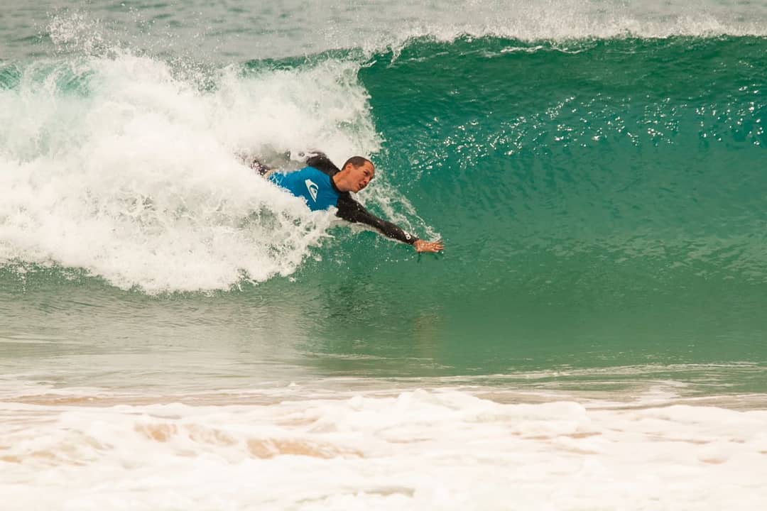 Surfista es mordido en la cabeza por un tiburón en una playa de Brasil