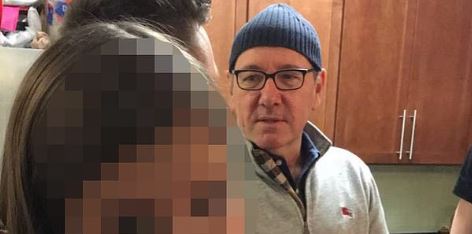 ¡Nadie lo vio, pero hay FOTO!… El día que Kevin Spacey se coleó en una fiesta universitaria buscando muchachos