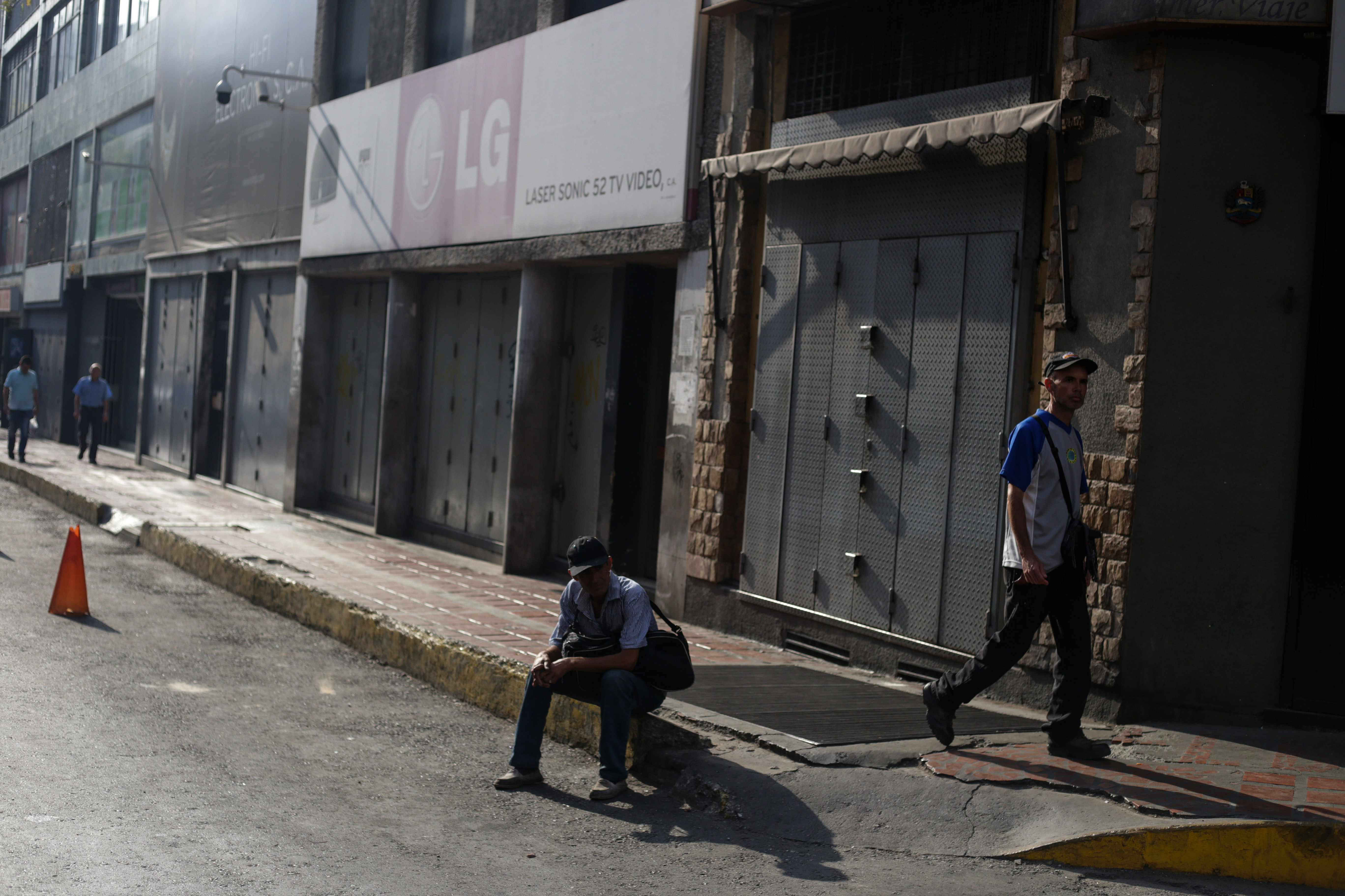 Varios sectores de Caracas amanecieron sin luz este miércoles #3Abr