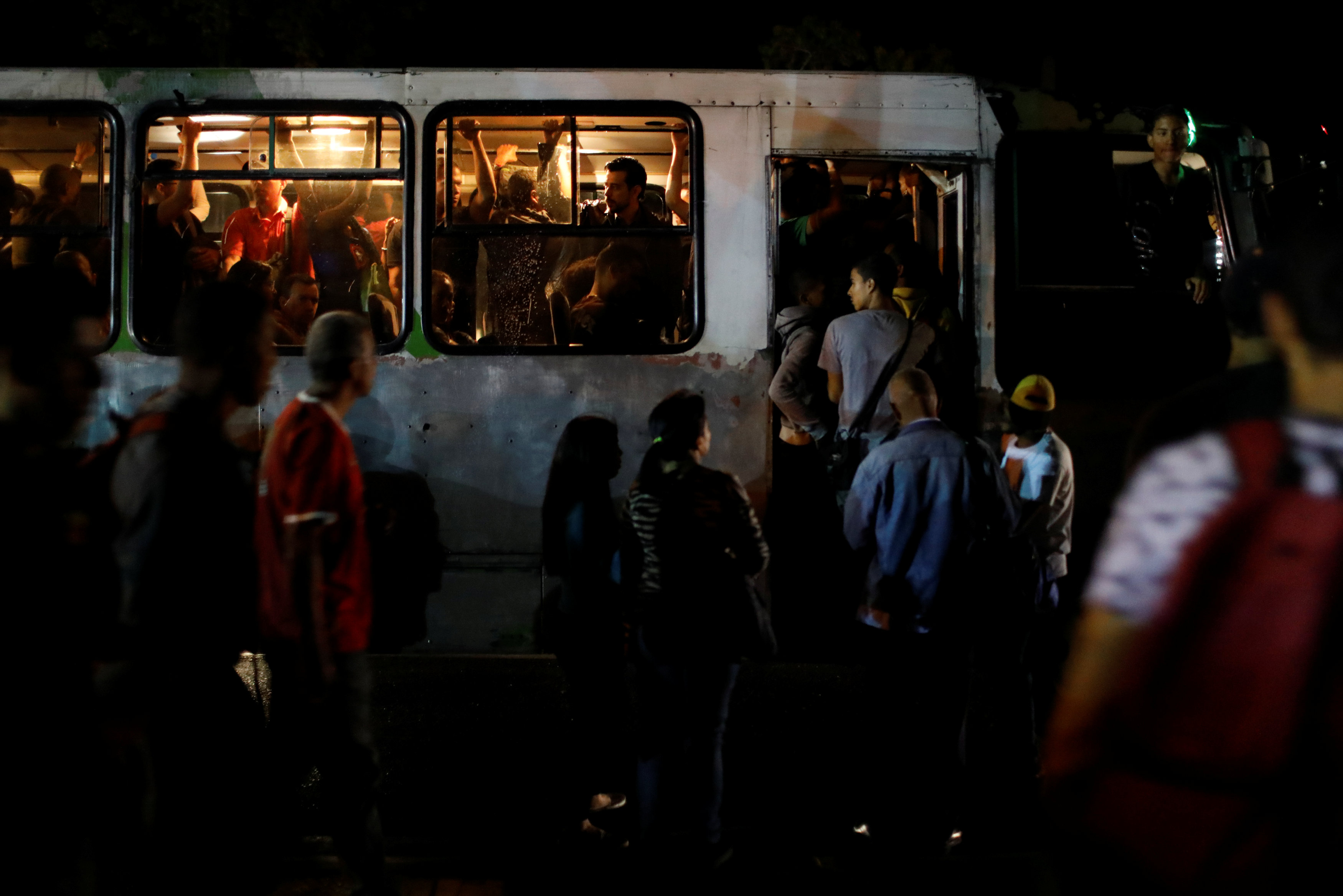 Maduro anuncia suspensión de actividades laborales y académicas hasta el miércoles #13Mar