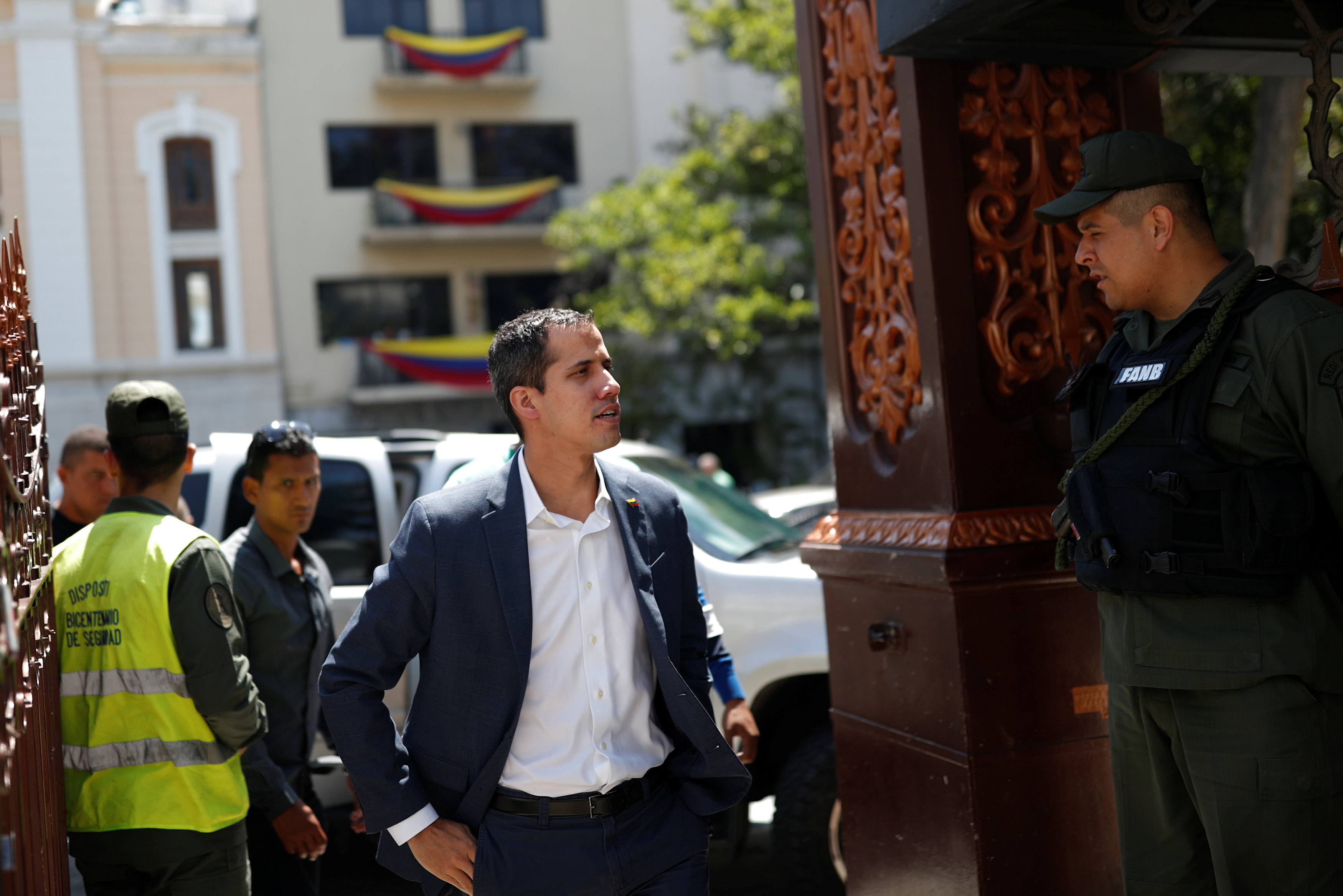 Guaidó busca arrinconar más a Maduro