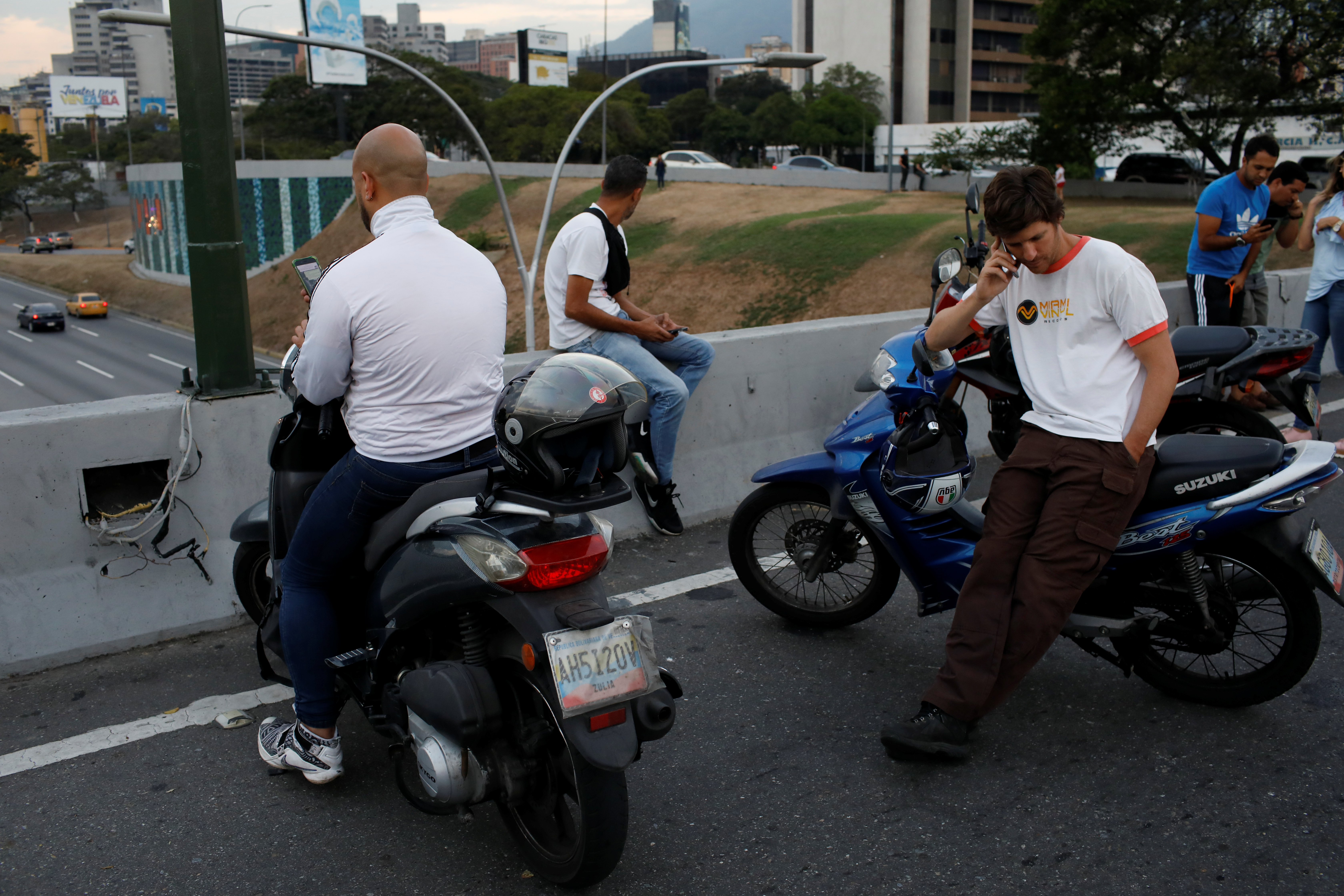 Familias sin comunicación, otra consecuencia del apagón en Venezuela