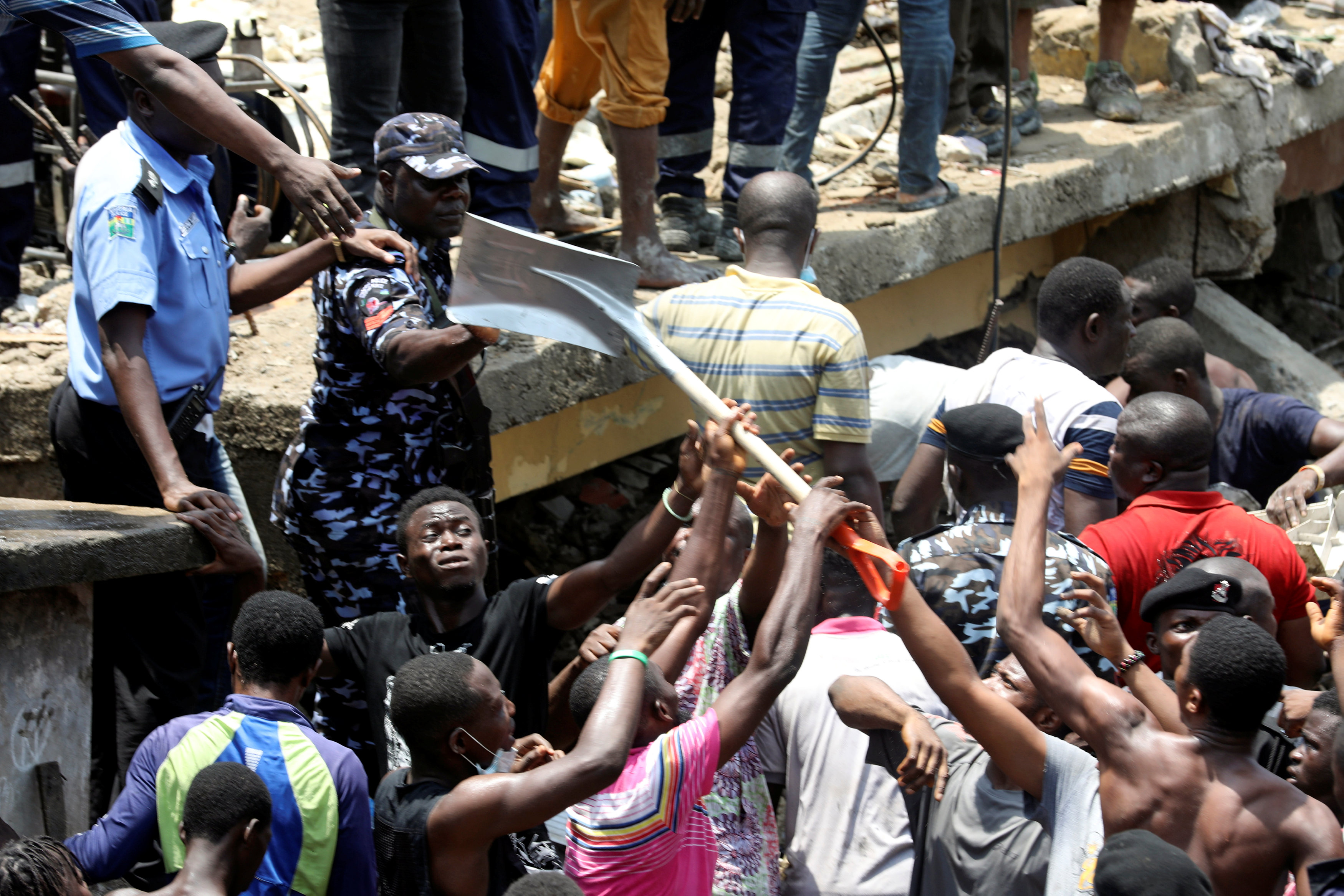 Al menos 10 niños atrapados en Nigeria tras el derrumbe de su escuela (Fotos)