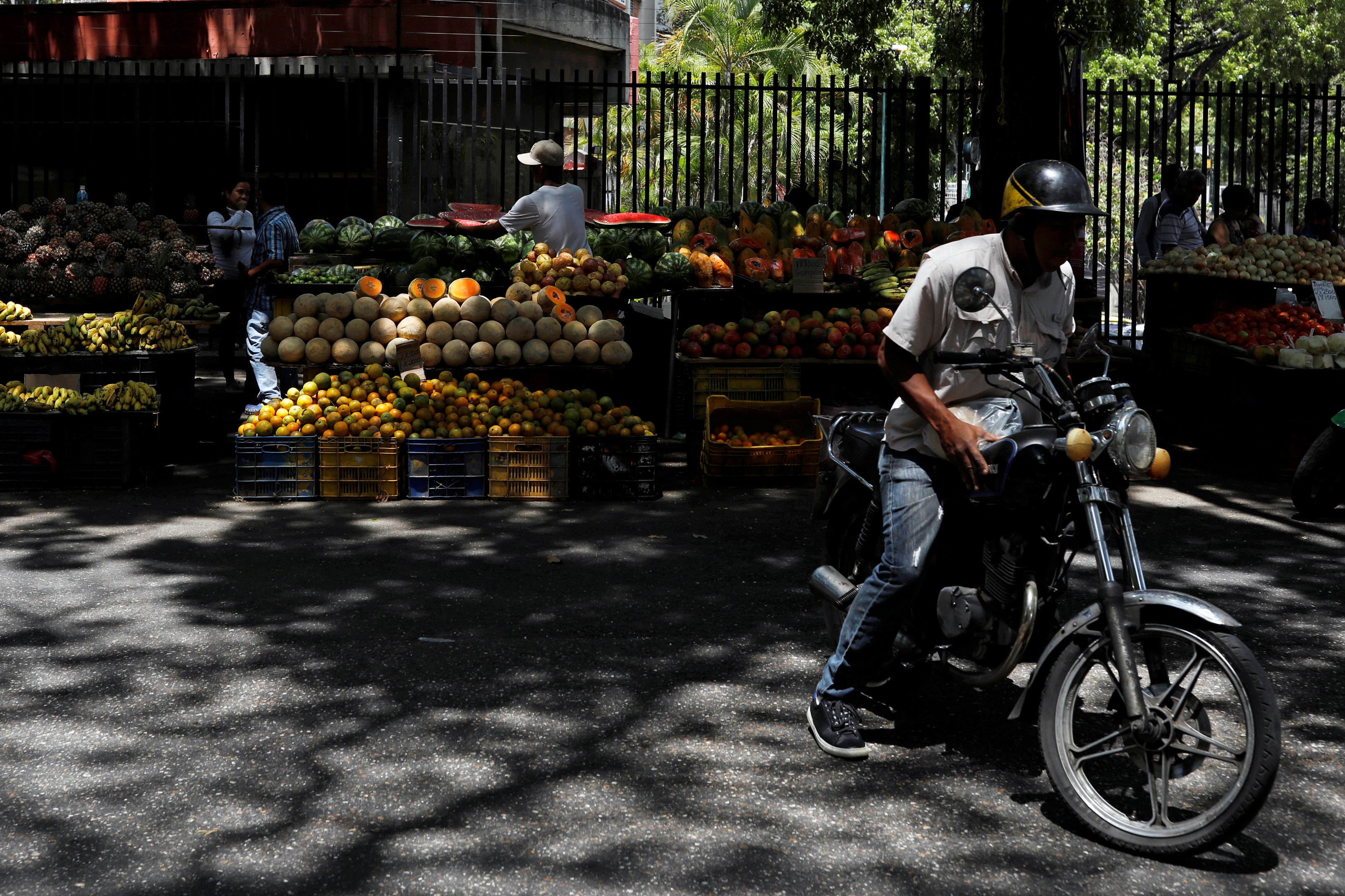 Cendas prevé que se necesitarán 50 salarios para cubrir canasta por el aumento a Bs. 40 mil