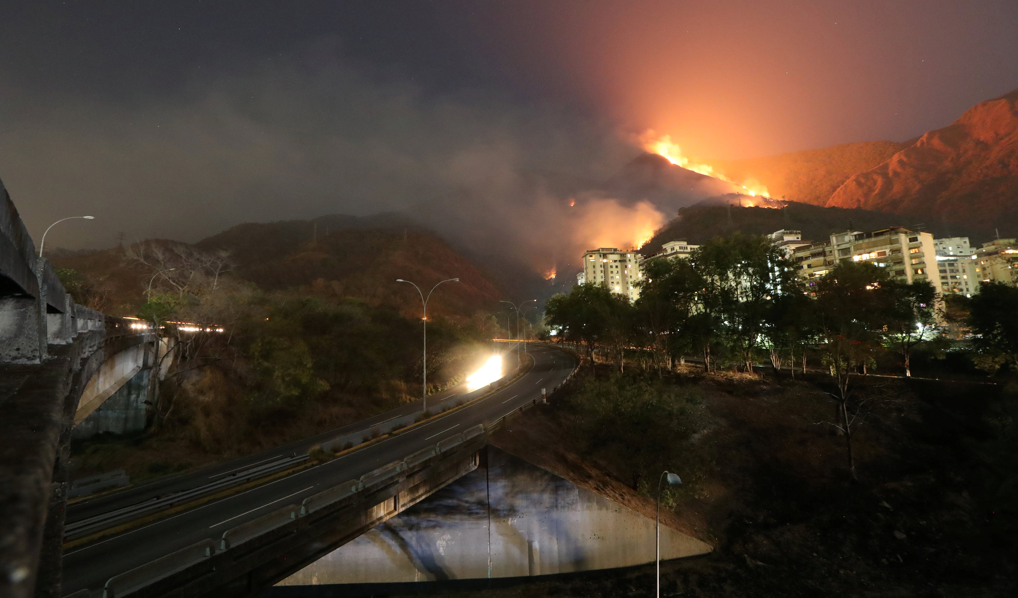 FOTOS y VIDEO: Voraces llamas arrasan El Ávila durante la noche del #18Mar