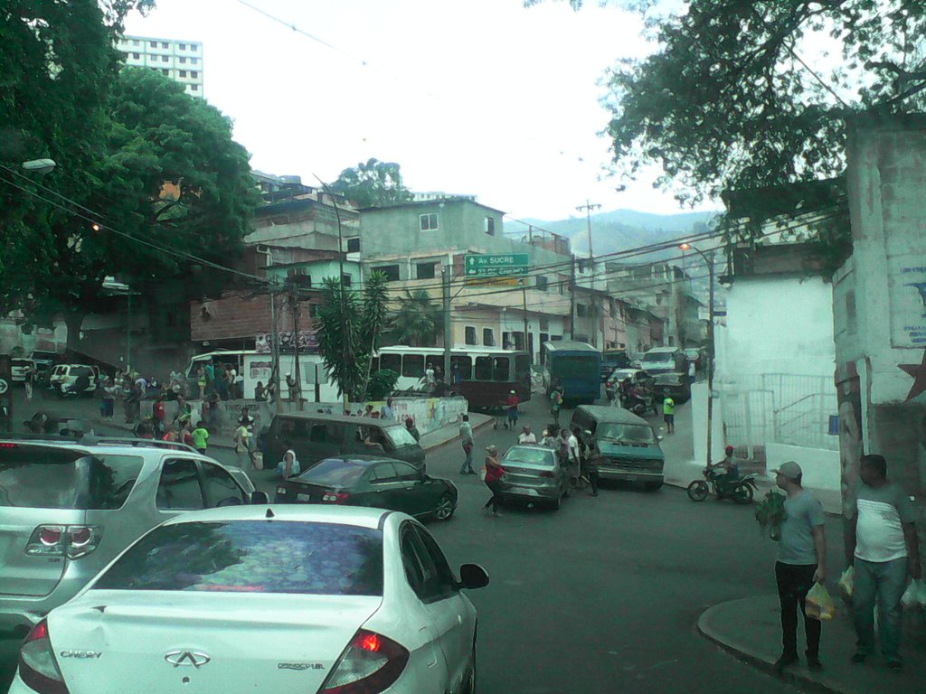 ¡Agotados del caos chavista! Vecinos protestan en el 23 de enero ante la falta de agua potable (VIDEOS)