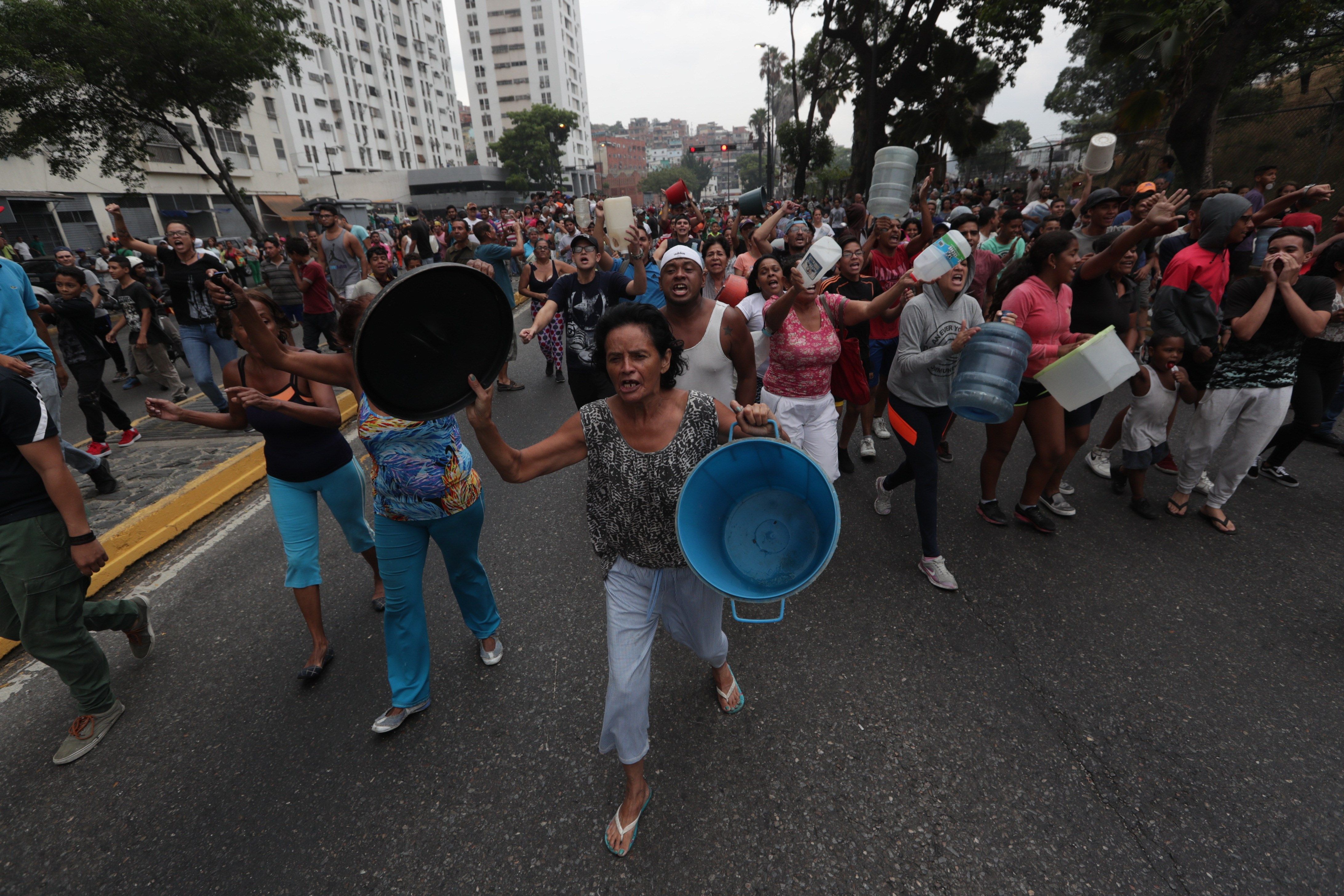 Venezolanos sin una gota de agua en un país paralizado por apagones