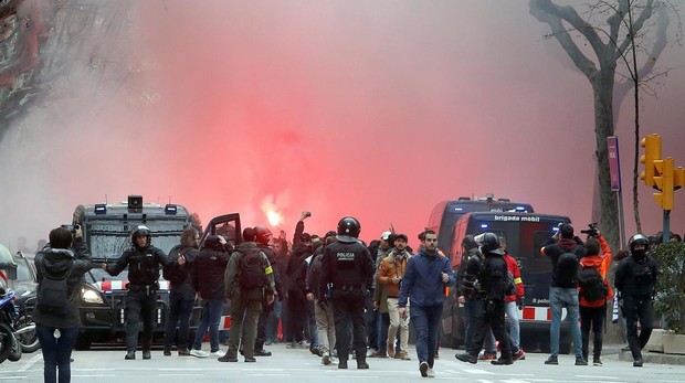 Peleas entre hinchas del Barça y Lyon dejan 10 heridos (video)