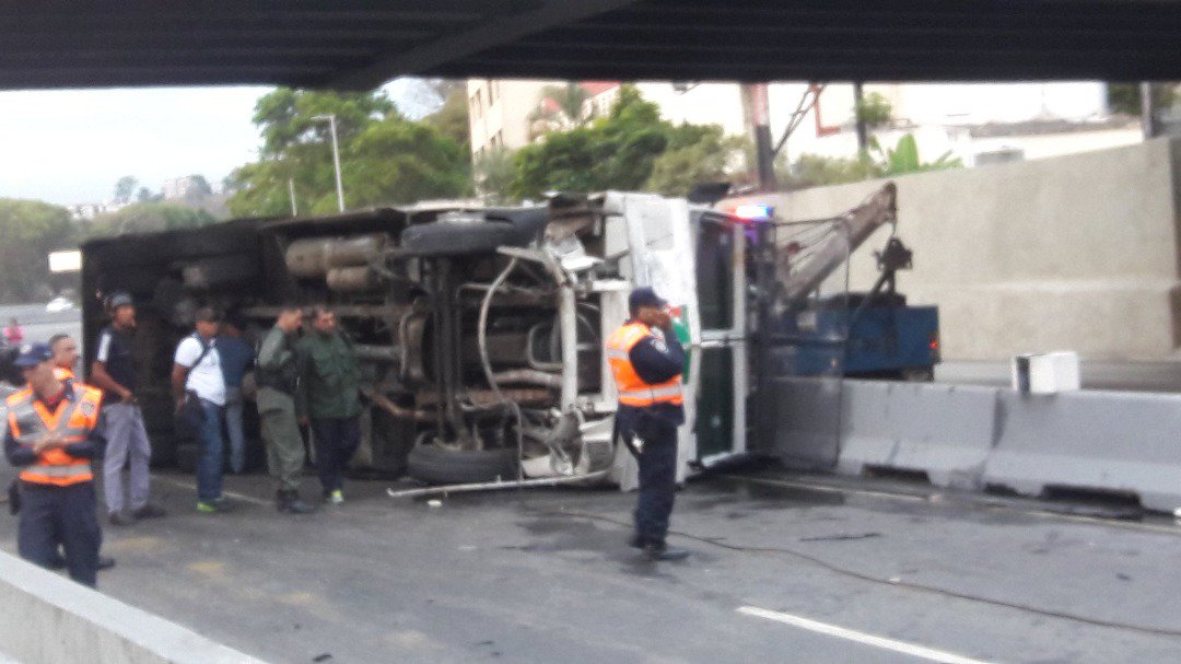 Ballena de la GNB se volcó en la autopista Valle-Coche de Caracas #16Mar