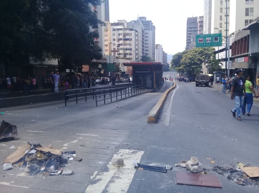 Colectivos chavistas disparan para impedir protestas en la avenida FFAA (VIDEO)