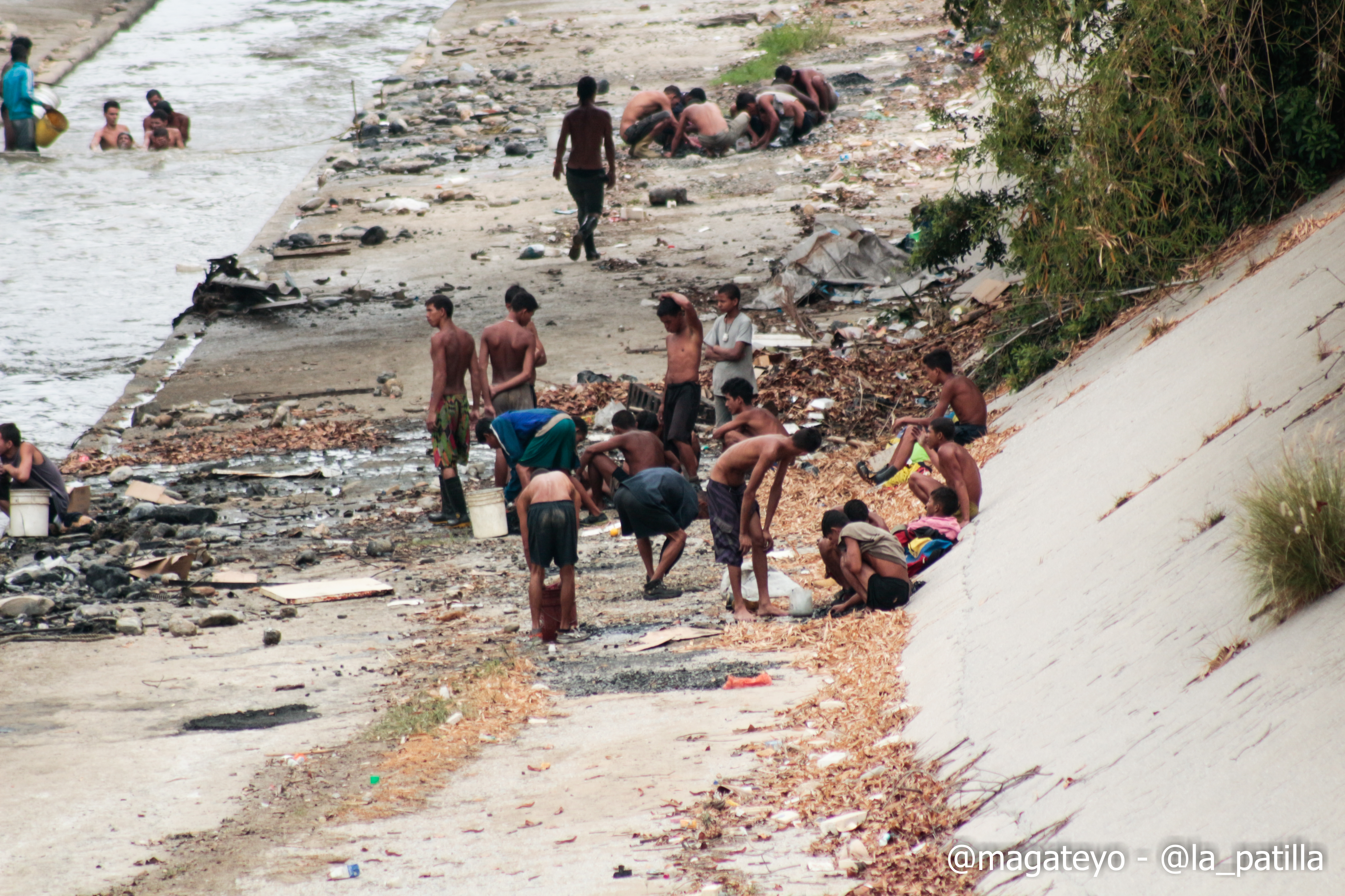 En FOTOS: Así trabajan los “mineros” en el río Guaire #30Mar