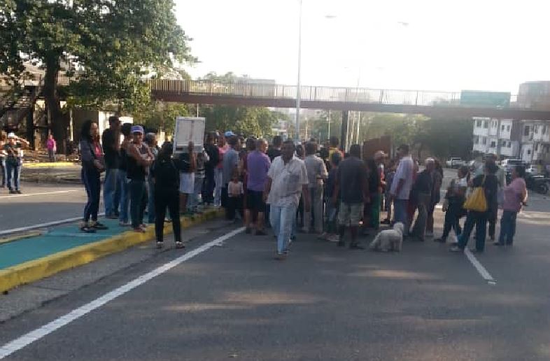 Vecinos de Los Mecedores trancan la Cota Mil por falta de agua (Fotos y videos)