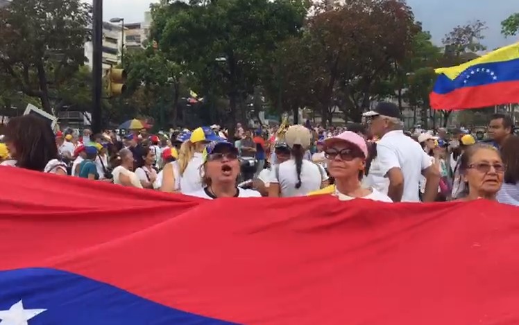 Vecinos de Altamira salen a la calle para exigir agua y electricidad #30Mar (Videos)