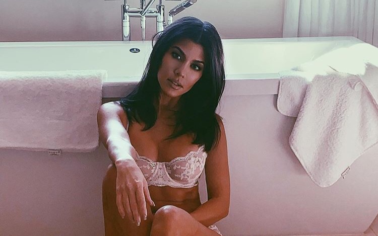 La FOTO de Kourtney Kardashian mojadita, llena de espuma y completamente desnuda