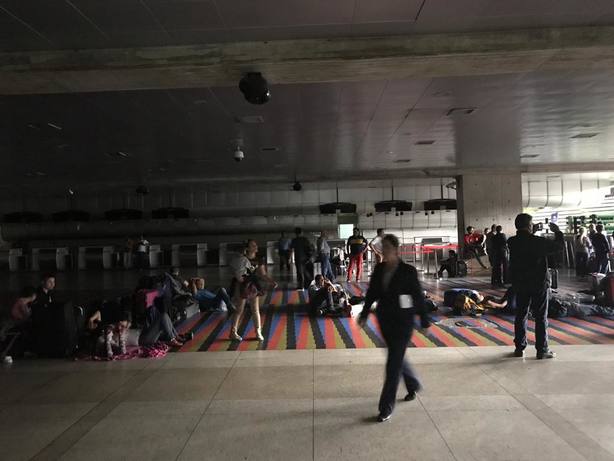 Aeropuerto de Maiquetía sin luz; proceso de chequeo se realiza de forma manual #27Mar