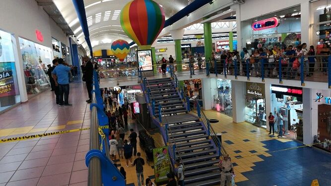 Detonan peligrosa carga de fuegos artificiales dentro de un centro comercial en Panamá (VIDEO)