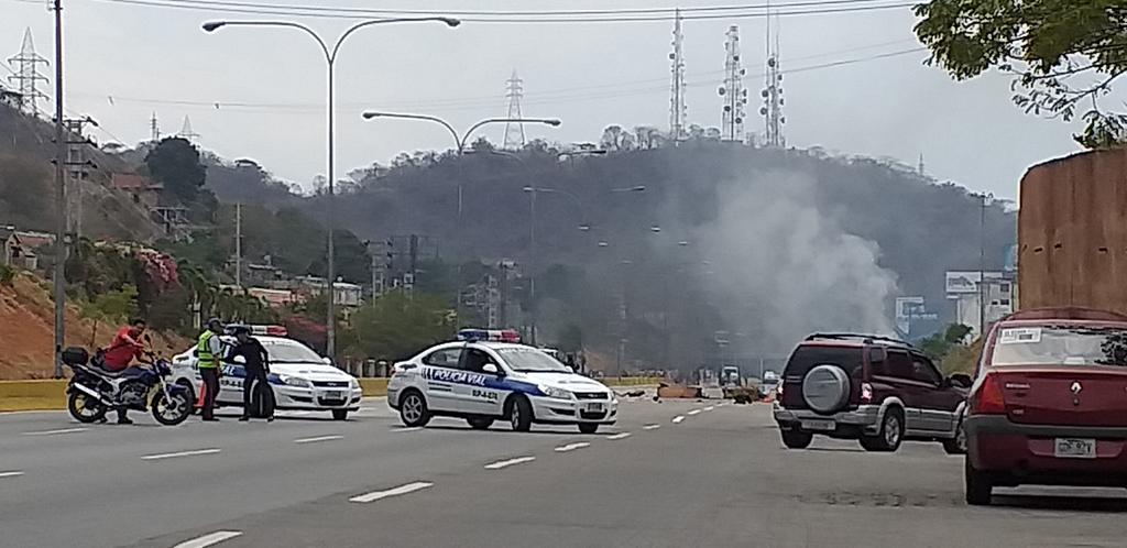 GNB y PNB reprimen con lacrimógenas protesta en Carabobo (Fotos) #31Mar