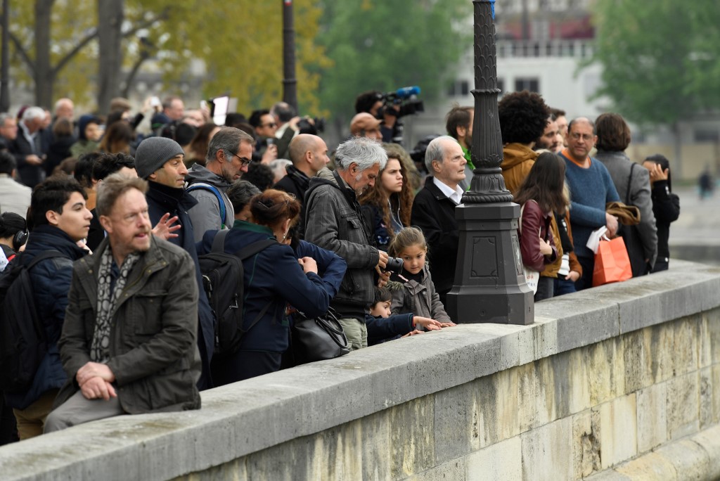 El día se levanta en París desvelando una Notre Dame mutilada (Fotos y Video)