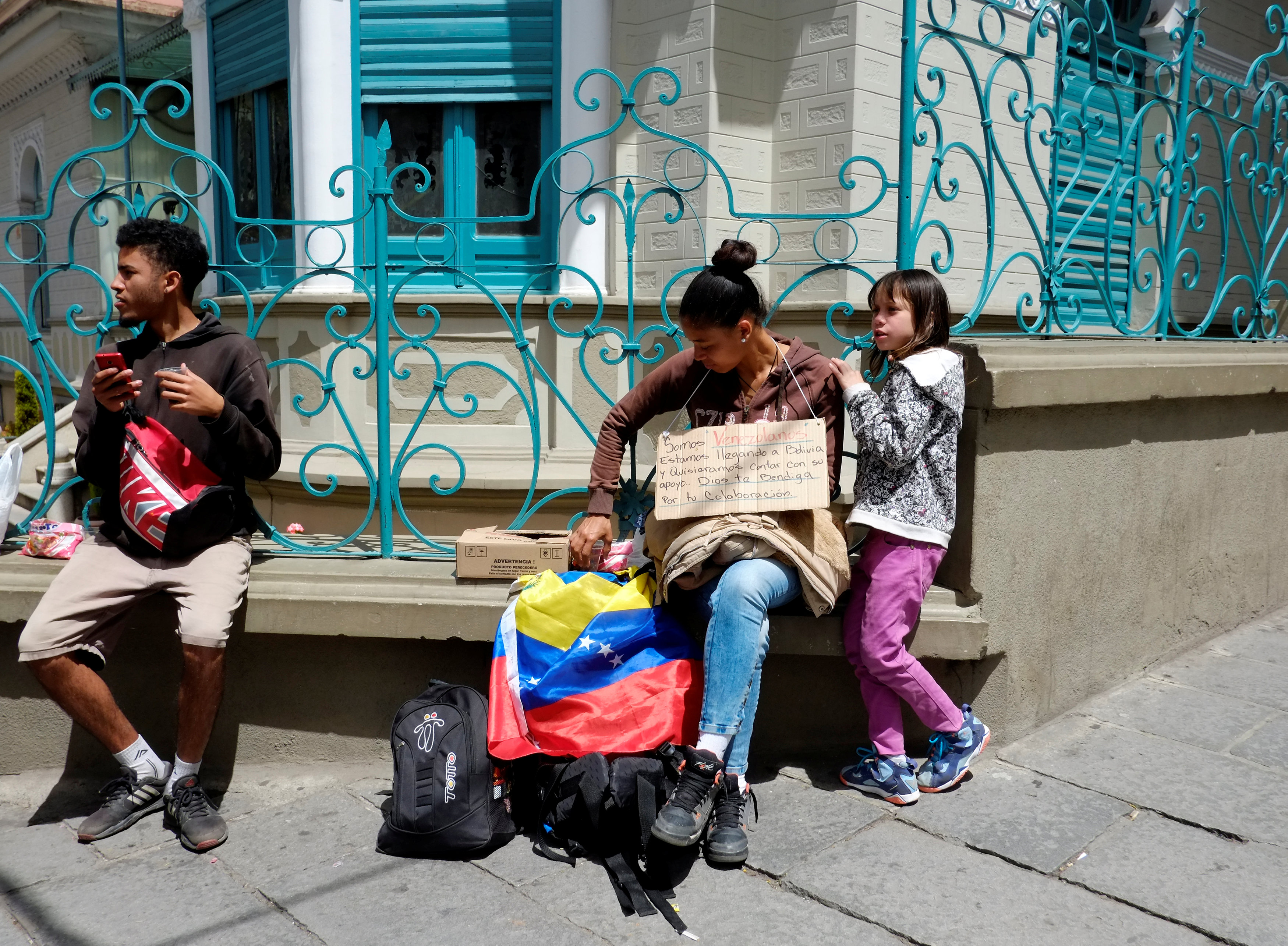 Otro “logro” del saqueo chavista: Venezolanos viven de la caridad en las calles de Bolivia (FOTOS)